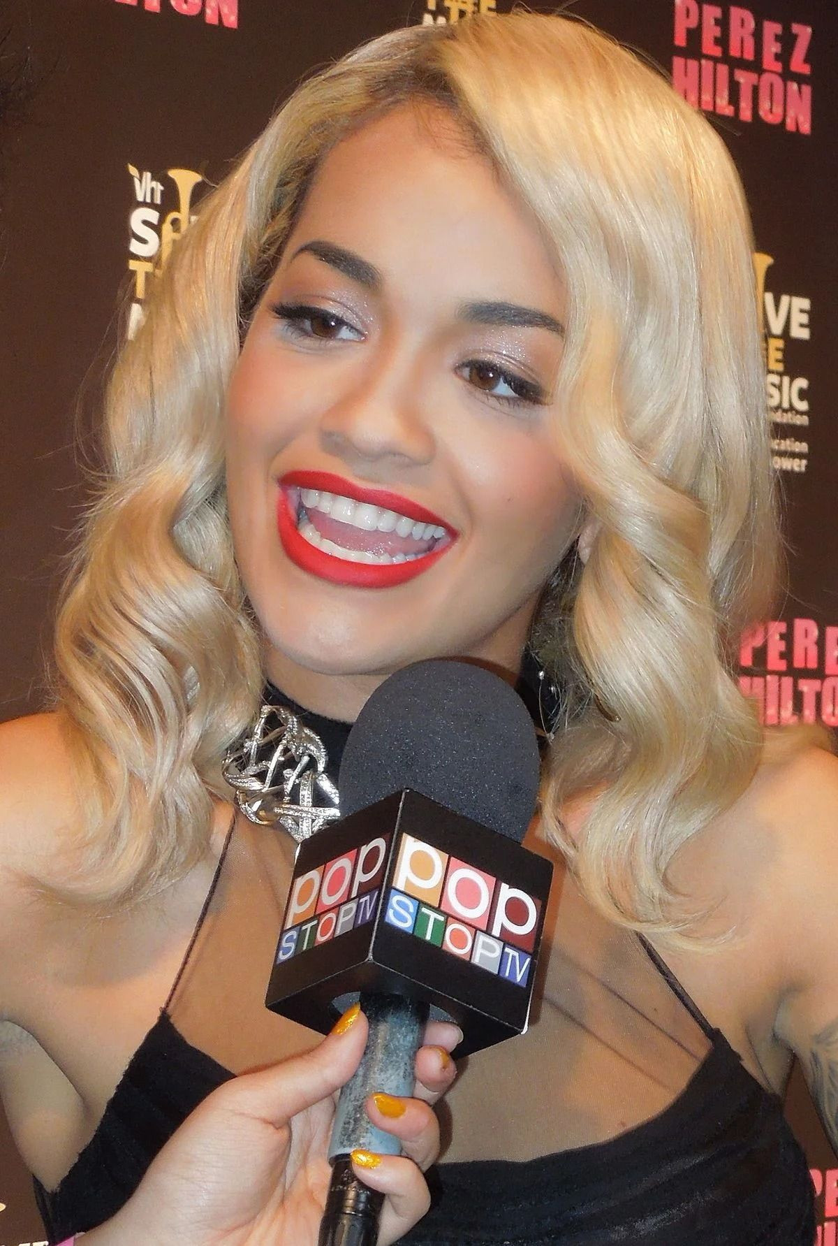 Rita Ora güneş banyosu yaptı! Işıltılı bikinisiyle çimlere uzandı - Sayfa 34