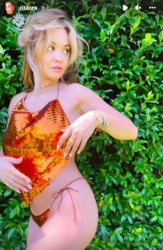 Rita Ora güneş banyosu yaptı! Işıltılı bikinisiyle çimlere uzandı - Sayfa 6