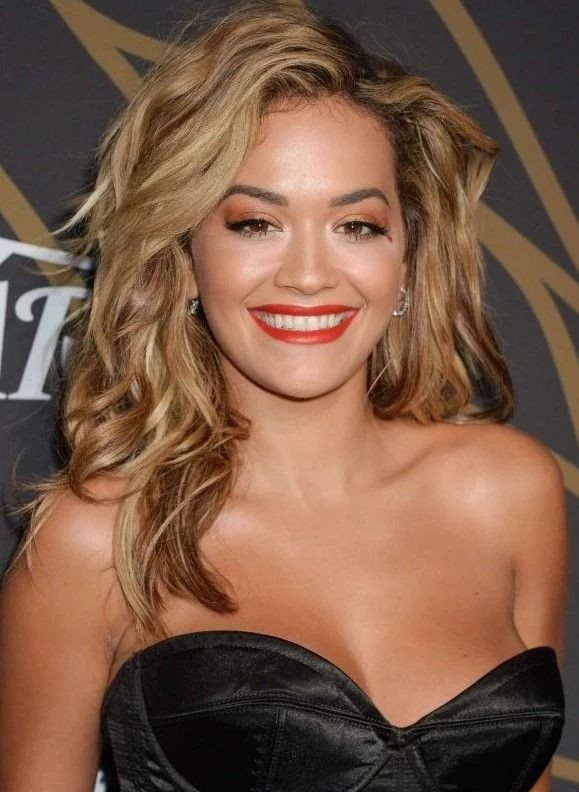 Rita Ora güneş banyosu yaptı! Işıltılı bikinisiyle çimlere uzandı - Sayfa 19