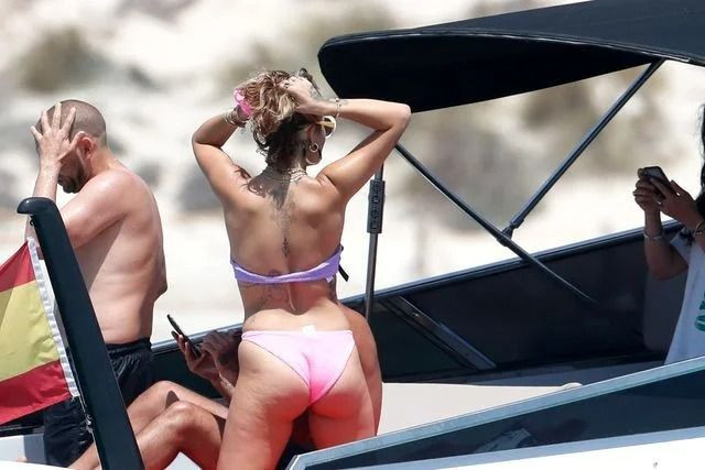 Rita Ora güneş banyosu yaptı! Işıltılı bikinisiyle çimlere uzandı - Sayfa 18