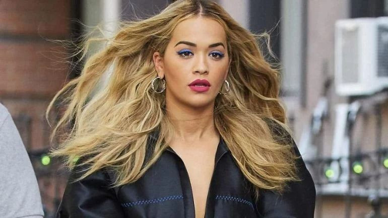 Rita Ora güneş banyosu yaptı! Işıltılı bikinisiyle çimlere uzandı - Sayfa 10