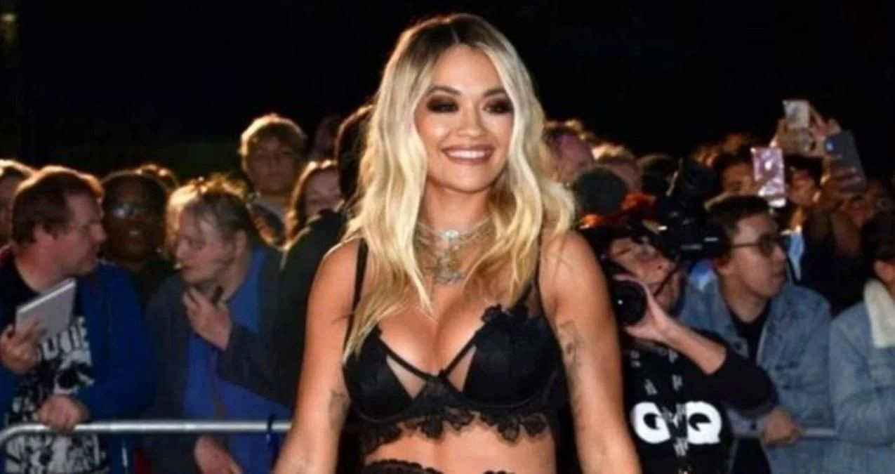 Rita Ora güneş banyosu yaptı! Işıltılı bikinisiyle çimlere uzandı - Sayfa 33