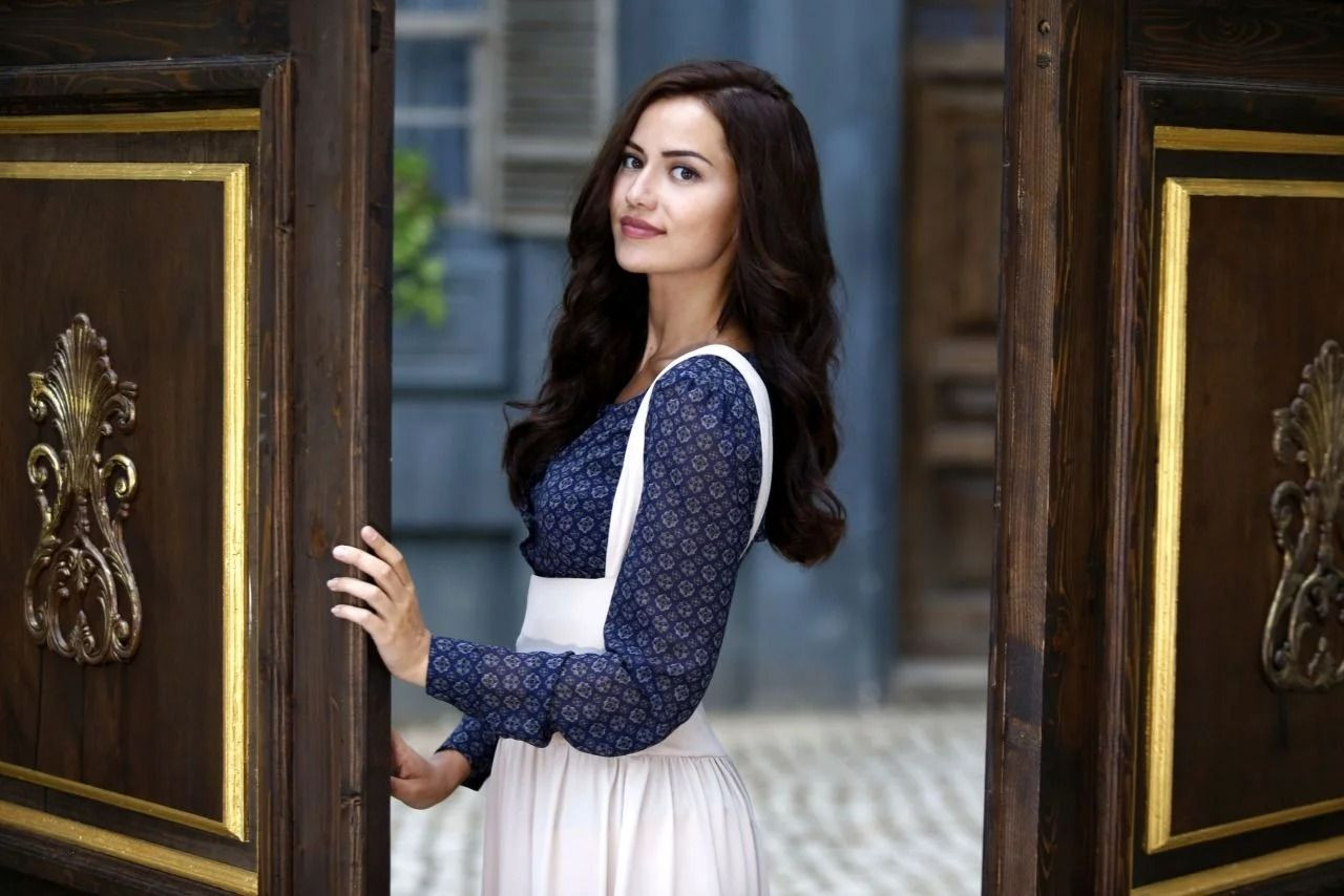 Fahriye Evcen'in 20 yaşındaki hali görenleri şaşkına çevirdi! O dizide liseliyi oynamış - Sayfa 5