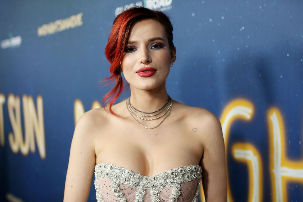 Cesur pozlarıyla gündeme gelen Bella Thorne sosyal medya önünde banyo yaptı! - Sayfa 6