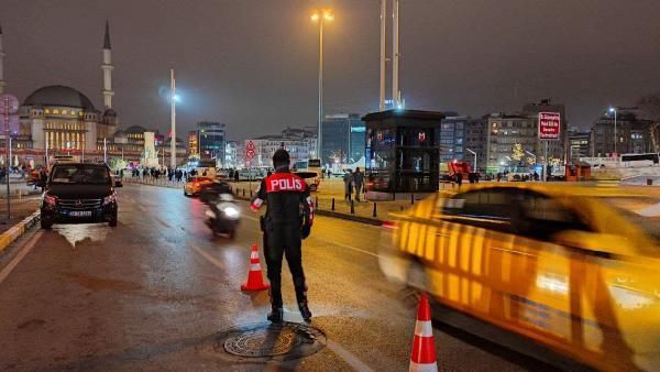 Taksim'de yılbaşı yoğunluğu dikkat çekti! Atlı polisler tek tek aradı: Galata büyüledi - Sayfa 31