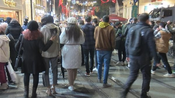 Taksim'de yılbaşı yoğunluğu dikkat çekti! Atlı polisler tek tek aradı: Galata büyüledi - Sayfa 6