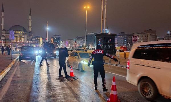 Taksim'de yılbaşı yoğunluğu dikkat çekti! Atlı polisler tek tek aradı: Galata büyüledi - Sayfa 32