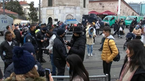 Taksim'de yılbaşı yoğunluğu dikkat çekti! Atlı polisler tek tek aradı: Galata büyüledi - Sayfa 17