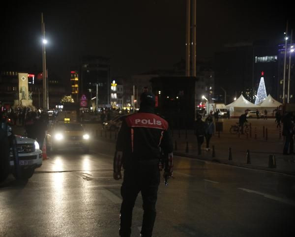 Taksim'de yılbaşı yoğunluğu dikkat çekti! Atlı polisler tek tek aradı: Galata büyüledi - Sayfa 30