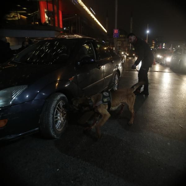 Taksim'de yılbaşı yoğunluğu dikkat çekti! Atlı polisler tek tek aradı: Galata büyüledi - Sayfa 34