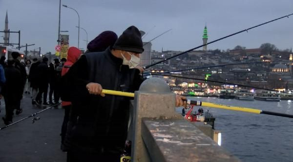 Taksim'de yılbaşı yoğunluğu dikkat çekti! Atlı polisler tek tek aradı: Galata büyüledi - Sayfa 24