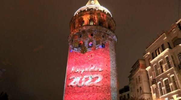 Taksim'de yılbaşı yoğunluğu dikkat çekti! Atlı polisler tek tek aradı: Galata büyüledi - Sayfa 11