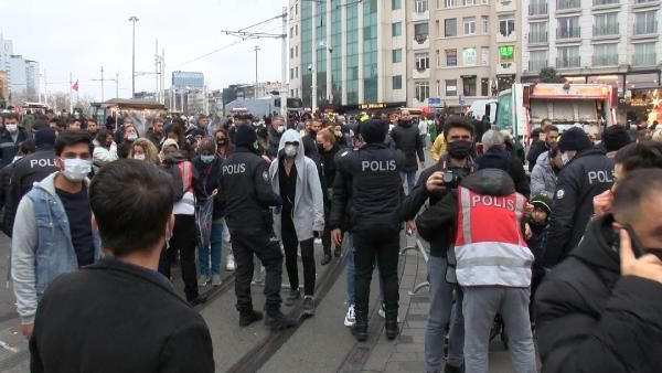 Taksim'de yılbaşı yoğunluğu dikkat çekti! Atlı polisler tek tek aradı: Galata büyüledi - Sayfa 16