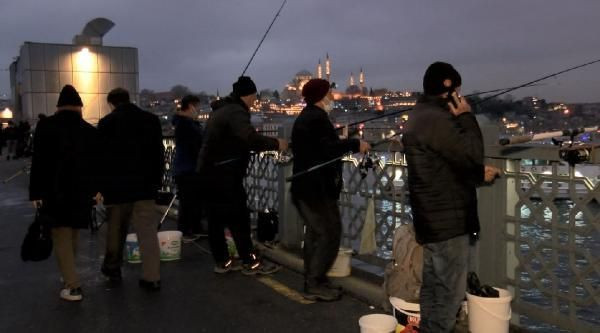 Taksim'de yılbaşı yoğunluğu dikkat çekti! Atlı polisler tek tek aradı: Galata büyüledi - Sayfa 28