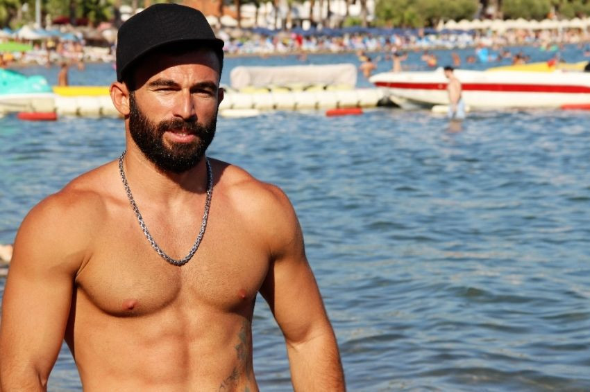 Survivor Turabi'nin tangalı kadınlarla havuz pozu tartışma yarattı! "Sizden başka namuslusu yok" - Sayfa 1