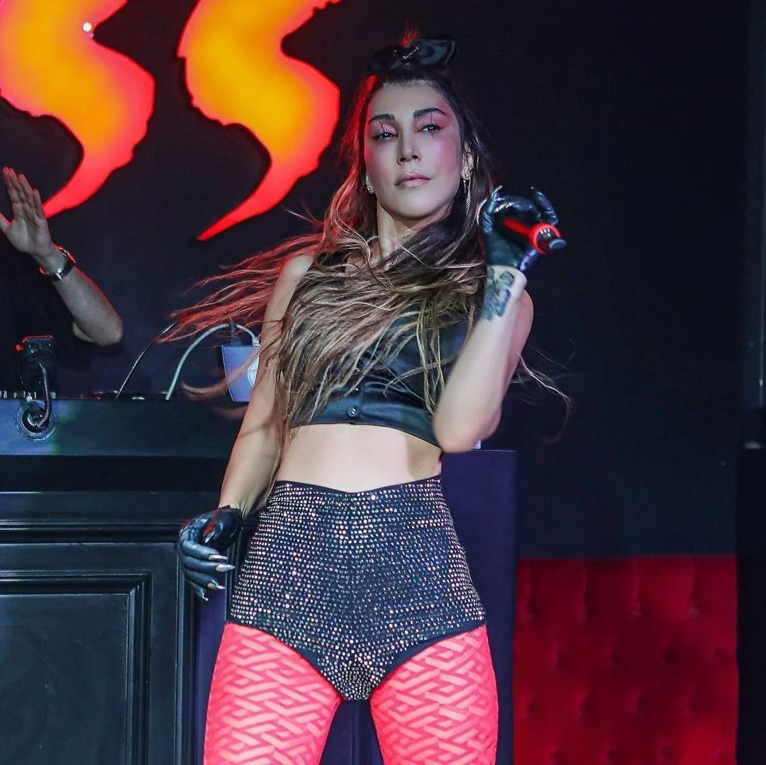 Hande Yener’in DJ oğlu ile benzerliği şaşırttı! Hık demiş burnundan düşmüş… - Sayfa 2