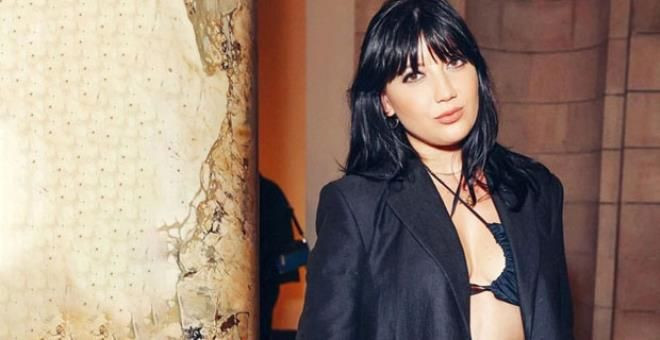 Manken Daisy Lowe, ayna karşısında üstsüz poz verdi - Sayfa 1