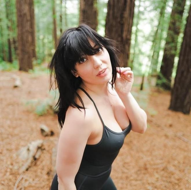 Manken Daisy Lowe, ayna karşısında üstsüz poz verdi - Sayfa 11