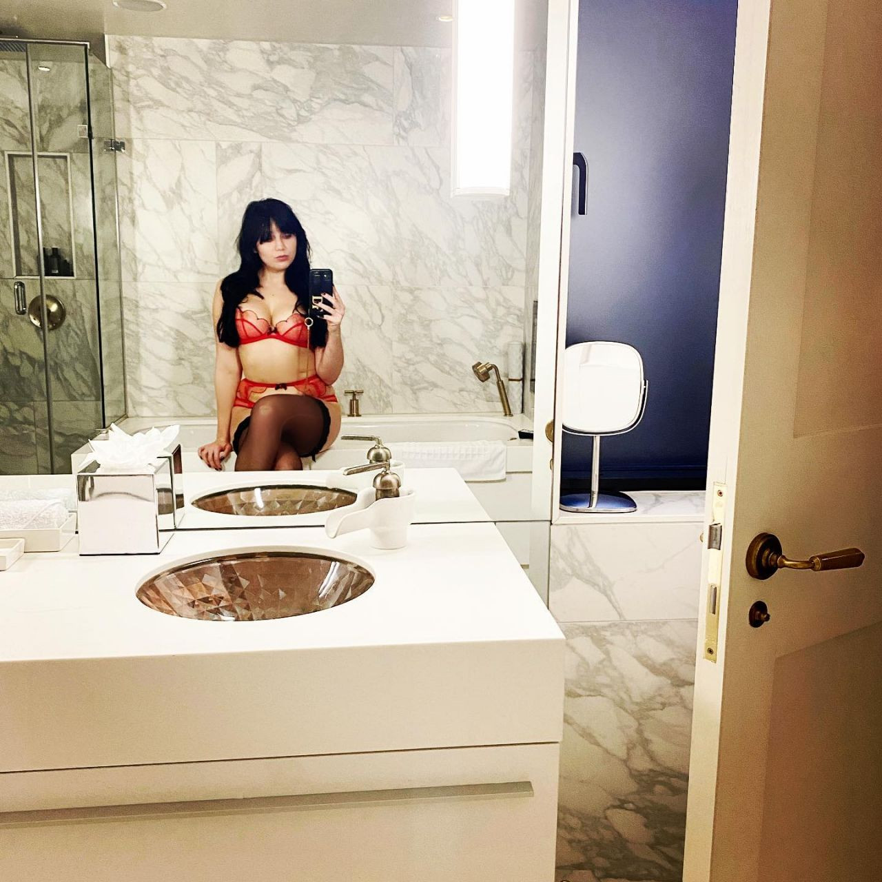 Manken Daisy Lowe, ayna karşısında üstsüz poz verdi - Sayfa 14