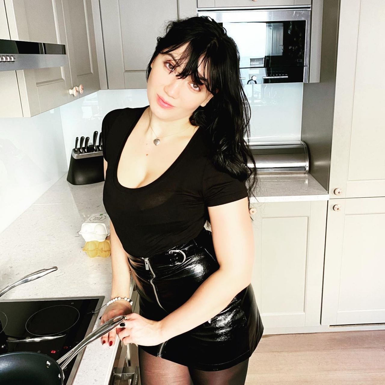 Manken Daisy Lowe, ayna karşısında üstsüz poz verdi - Sayfa 15