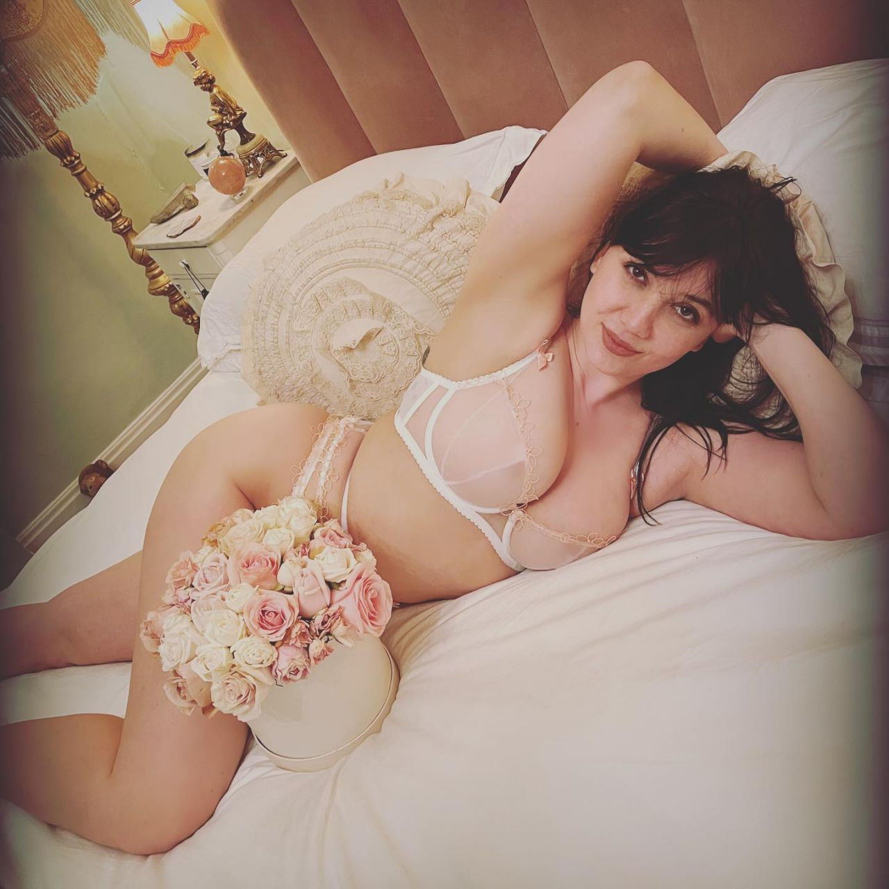 Manken Daisy Lowe, ayna karşısında üstsüz poz verdi - Sayfa 16