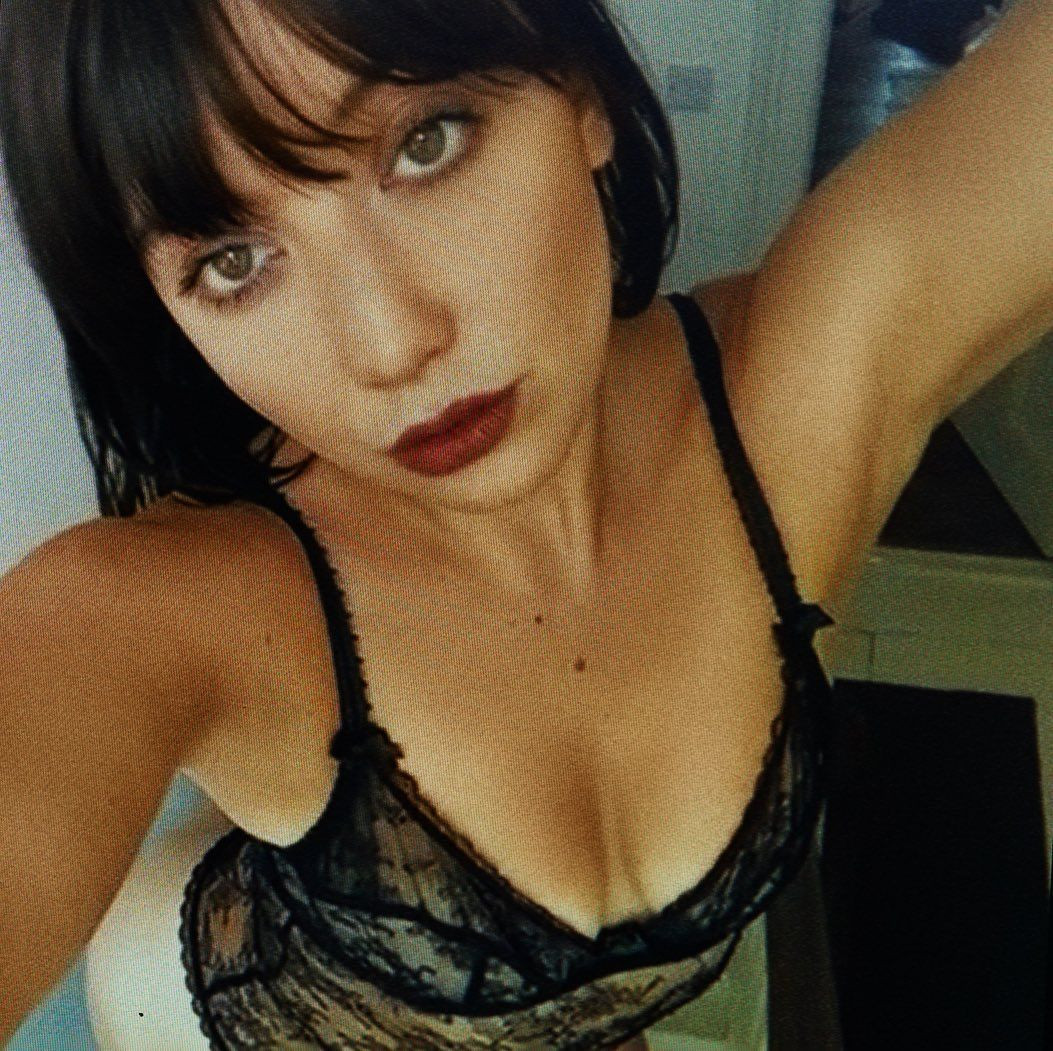 Manken Daisy Lowe, ayna karşısında üstsüz poz verdi - Sayfa 20