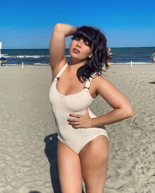 Manken Daisy Lowe, ayna karşısında üstsüz poz verdi - Sayfa 7