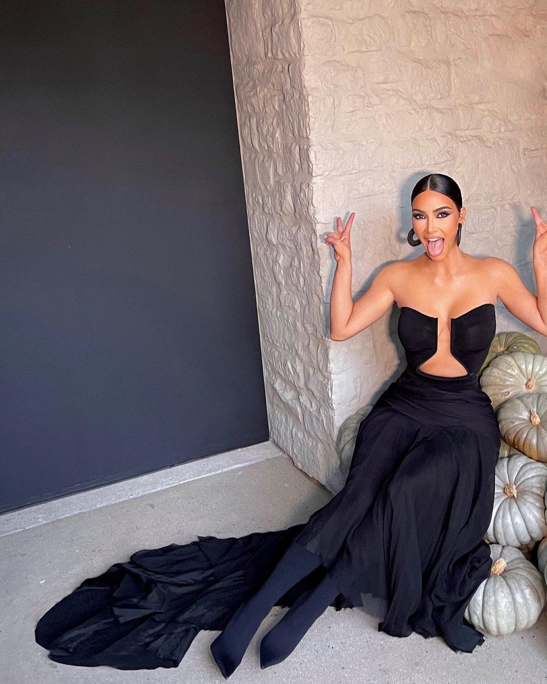 Kim Kardashian gece yarısı havuza girdi! Bikinili pozlarıyla nefes kesti! - Sayfa 6