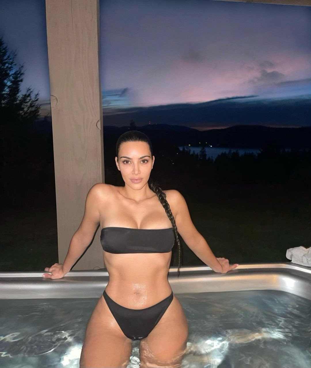 Kim Kardashian gece yarısı havuza girdi! Bikinili pozlarıyla nefes kesti! - Sayfa 35