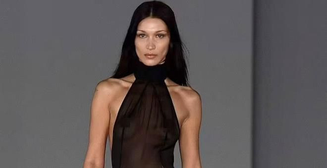 Podyumda Bella Hadid rüzgarı! Tül elbisenin altına hiçbir şey giymeden yürüdü - Sayfa 5