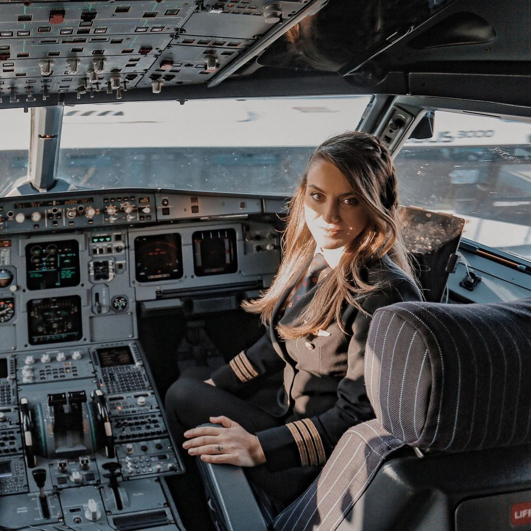 Sabri Sarıoğlu'nun pilot eşi Yağmur Sarıoğlu otobüs şoförü oluyor! Pozu sosyal medyayı salladı - Sayfa 8