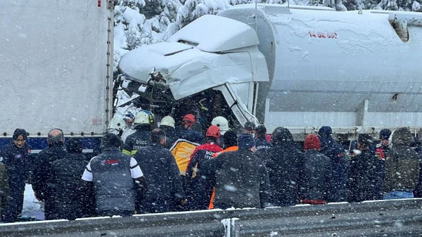 TEM Otoyolu'nda korkunç kaza! 14 TIR, 8 otomobil ve 3 otobüs birbirine girdi - Sayfa 1