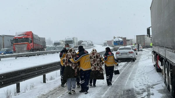 TEM Otoyolu'nda korkunç kaza! 14 TIR, 8 otomobil ve 3 otobüs birbirine girdi - Sayfa 4