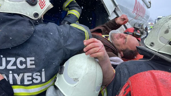 TEM Otoyolu'nda korkunç kaza! 14 TIR, 8 otomobil ve 3 otobüs birbirine girdi - Sayfa 12