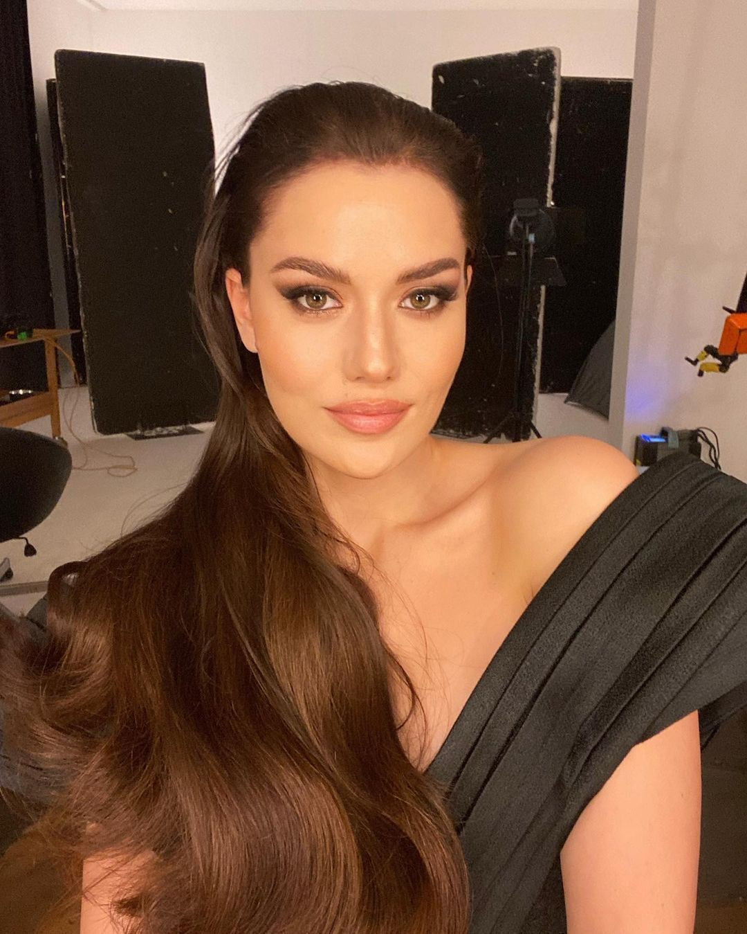 Fahriye Evcen kıvırcık saçlı fotoğraflarını paylaştı, her gören Pelin Akil zannetti - Sayfa 4