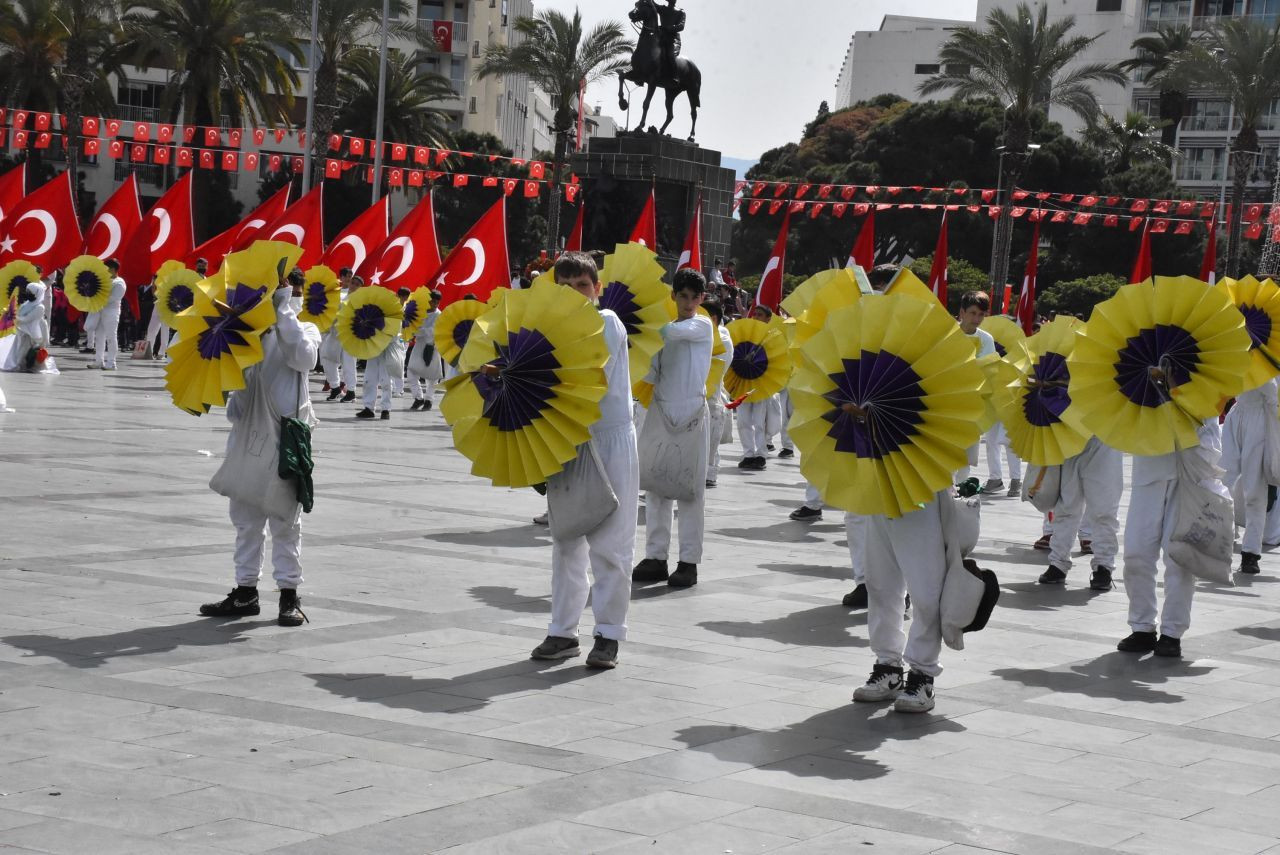 23 Nisan Ulusal Egemenlik ve Çocuk Bayramı coşkusu yine yeniden sokaklarda - Sayfa 11