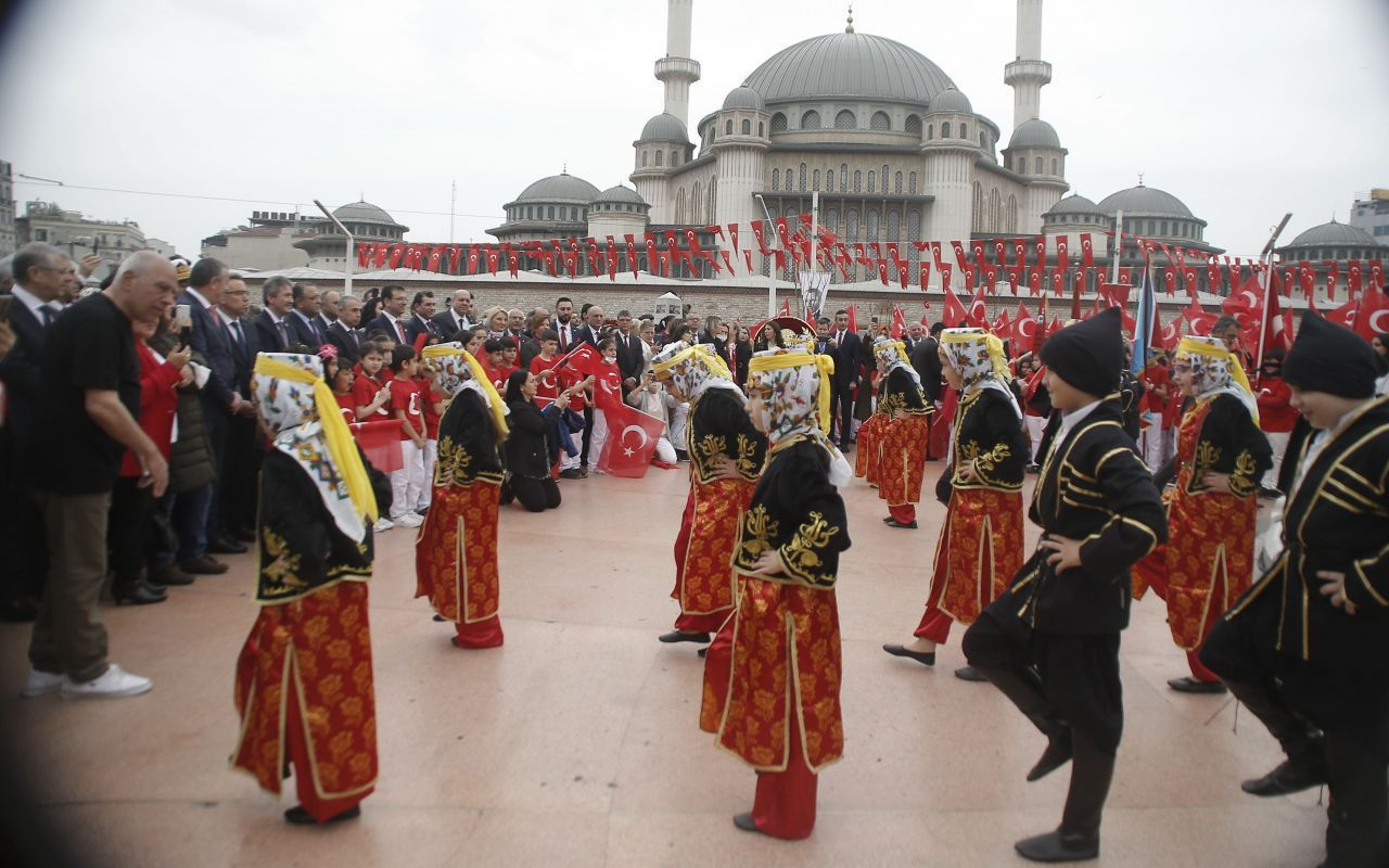 23 Nisan Ulusal Egemenlik ve Çocuk Bayramı coşkusu yine yeniden sokaklarda - Sayfa 10