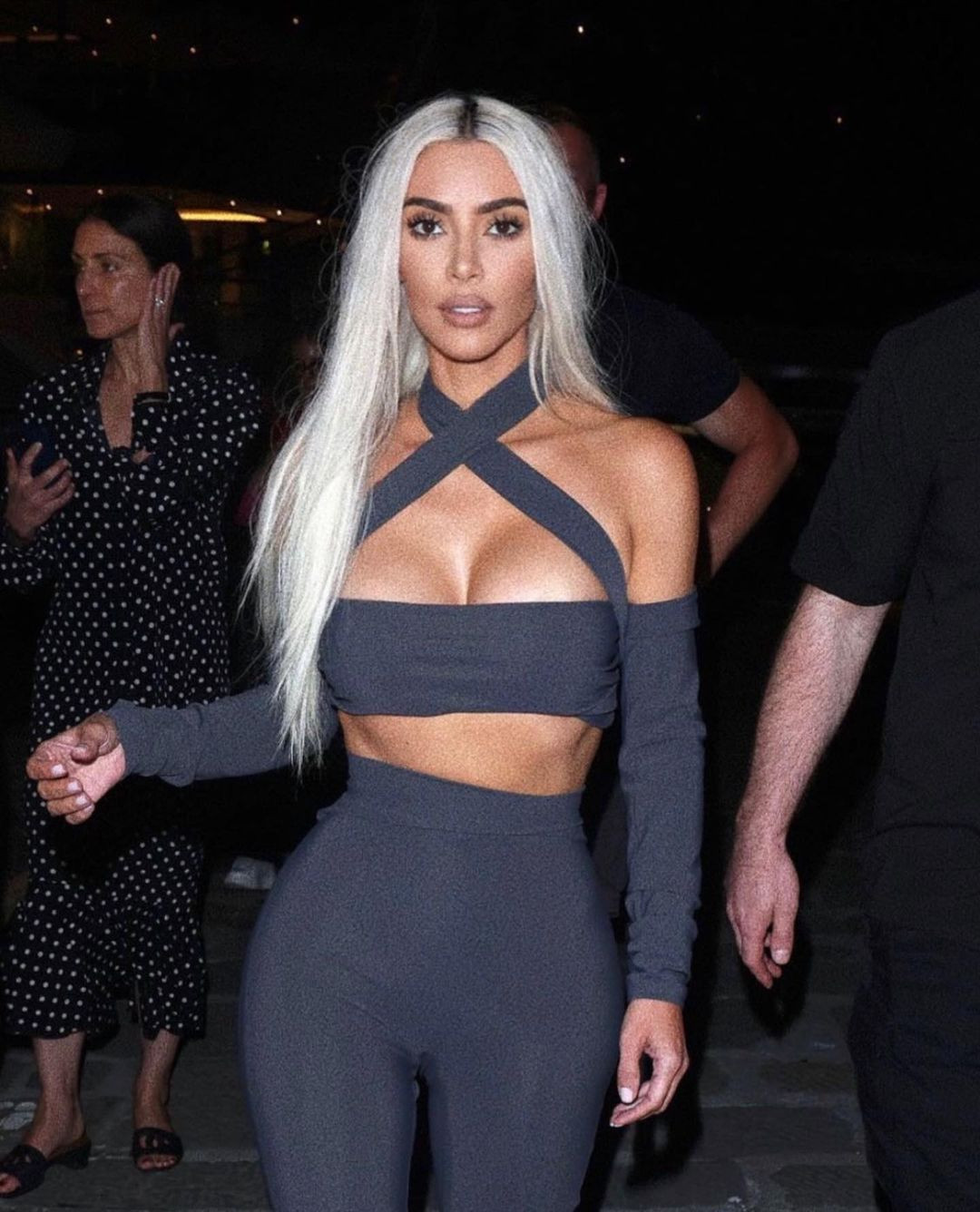 Kim Kardashian'ın canlı yayın kazası! Meme ucunun göründüğünü fark edince... - Sayfa 35