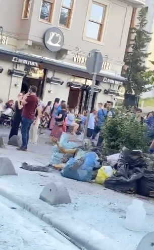 Galata Kulesi önünde kendini yakan genç, olaydan önce Beyoğlu sokaklarında böyle gezmiş - Sayfa 4