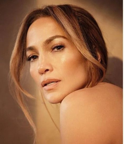 Jennifer Lopez yaz sezonuna bomba gibi girdi! Fiziğiyle 52 yaşında olamaz dedirtti… - Sayfa 12