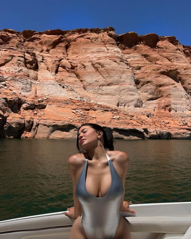 Kylie Jenner'in paylaşımını gören herkes çıplak zannetti! "Ne yaptın sen öyle" - Sayfa 16