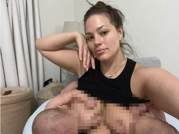 Büyük beden model Ashley Graham, emzirme pozuyla olay yarattı! “Yorgunum ama buradayız” - Sayfa 7