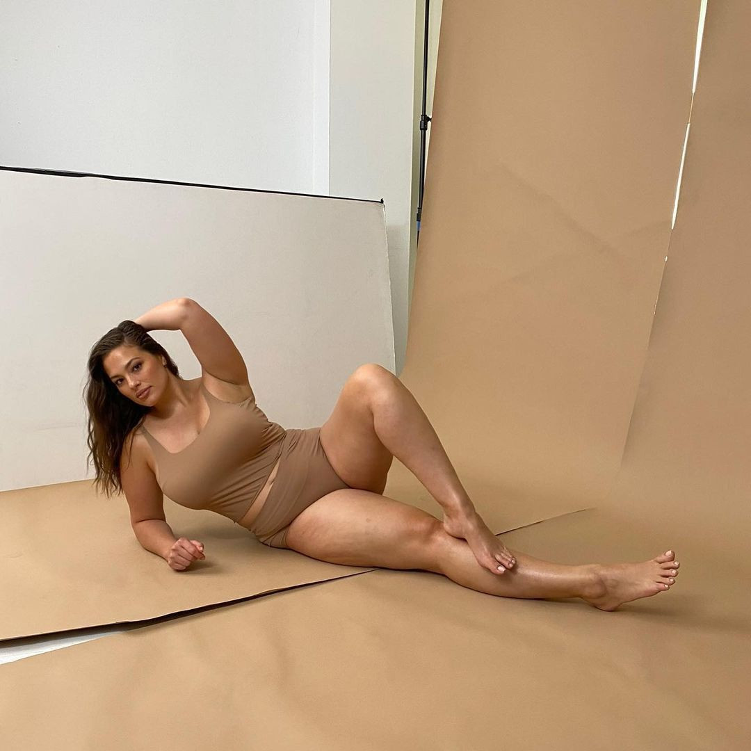 Büyük beden model Ashley Graham, emzirme pozuyla olay yarattı! “Yorgunum ama buradayız” - Sayfa 17