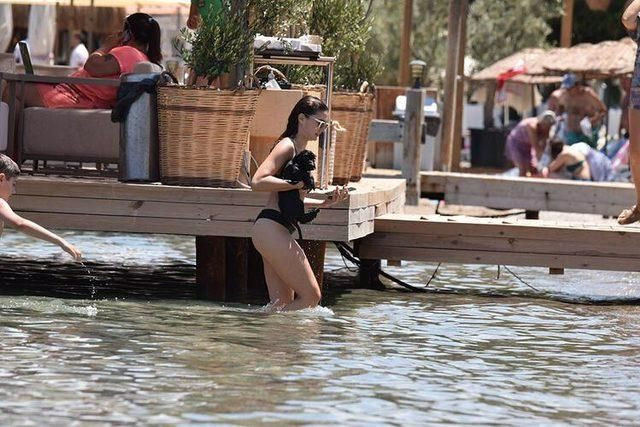 Burcu Özberk küçük bikinisiyle güneşin tadını çıkardı! Tatilde hayran bıraktı - Sayfa 7