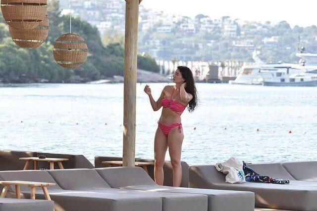 Burcu Özberk küçük bikinisiyle güneşin tadını çıkardı! Tatilde hayran bıraktı - Sayfa 8