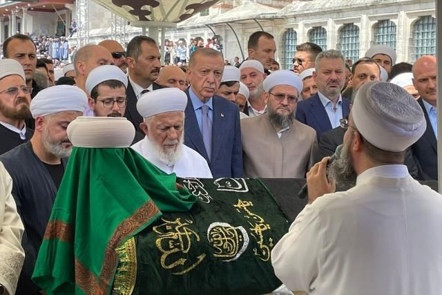 Mahmut Ustaosmanoğlu son yolculuğuna uğurlandı! Binlerce kişi Fatih Camii’ne akın etti… - Sayfa 6