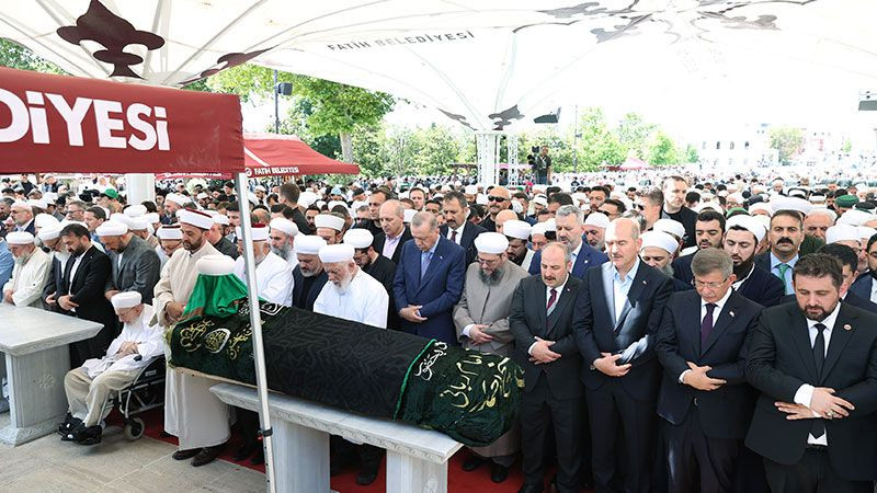 Mahmut Ustaosmanoğlu son yolculuğuna uğurlandı! Binlerce kişi Fatih Camii’ne akın etti… - Sayfa 7