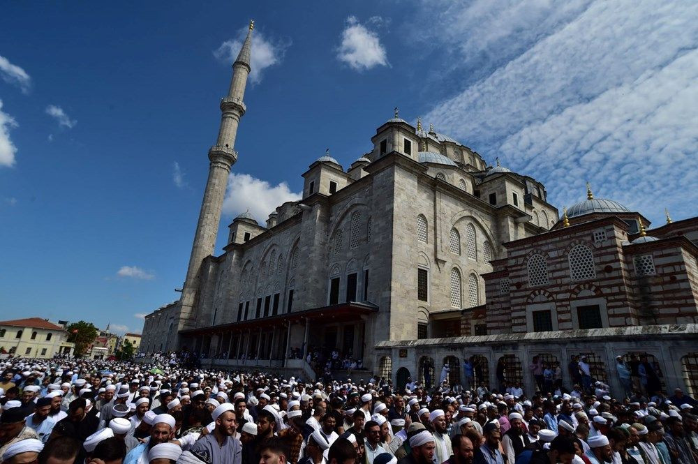 Mahmut Ustaosmanoğlu son yolculuğuna uğurlandı! Binlerce kişi Fatih Camii’ne akın etti… - Sayfa 8