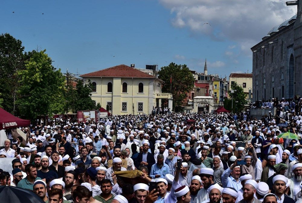 Mahmut Ustaosmanoğlu son yolculuğuna uğurlandı! Binlerce kişi Fatih Camii’ne akın etti… - Sayfa 9