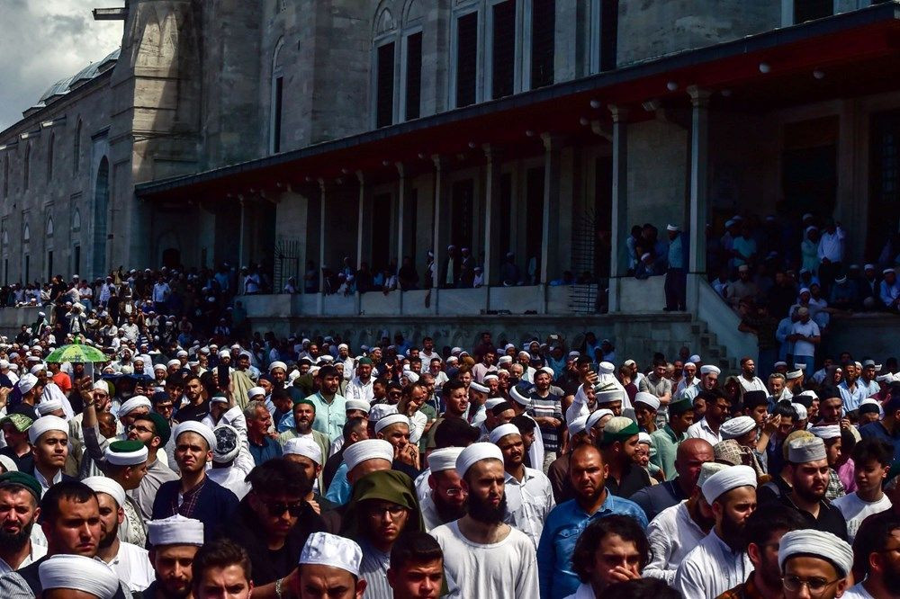 Mahmut Ustaosmanoğlu son yolculuğuna uğurlandı! Binlerce kişi Fatih Camii’ne akın etti… - Sayfa 14